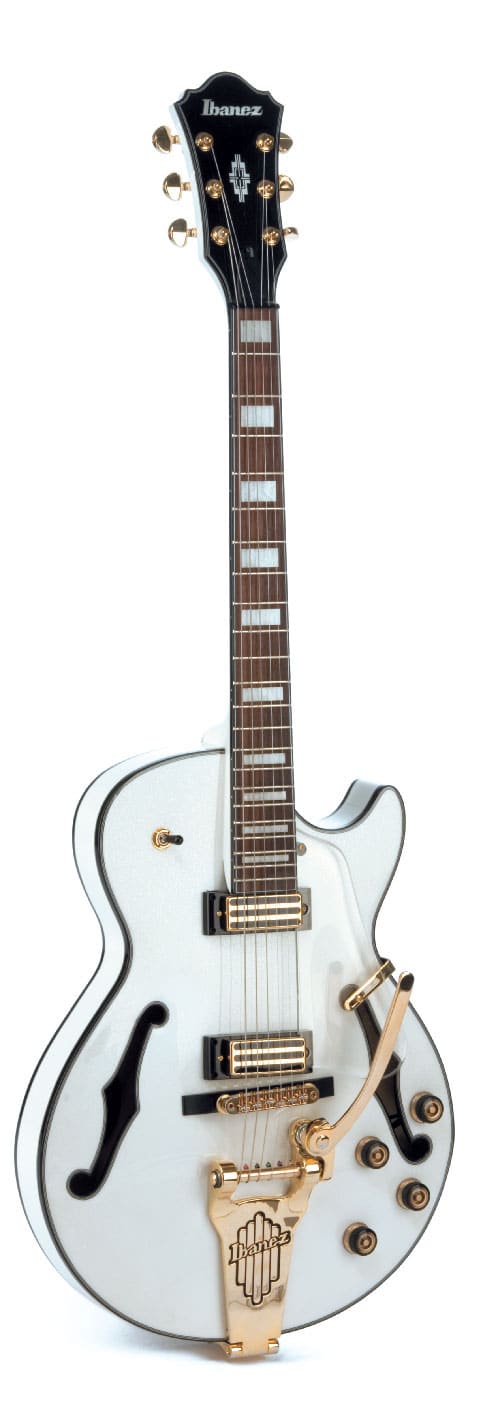 Hollowbody-Gitarre von Ibanez, weiß, stehend