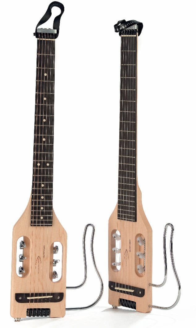 Zwei Reisegitarren, stehend