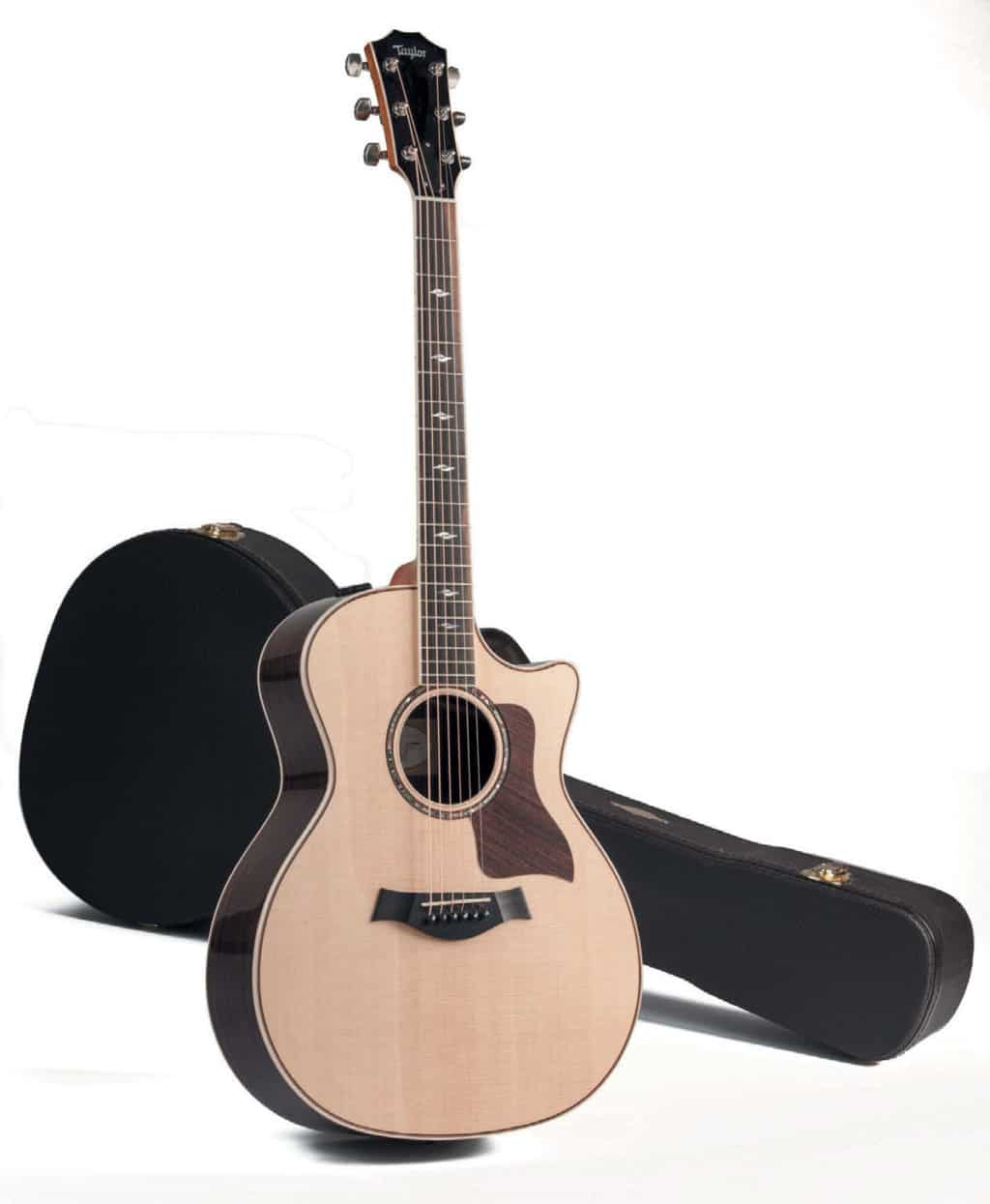 Akustik-Gitarre mit Cutaway von Taylor, stehend, mit Koffer